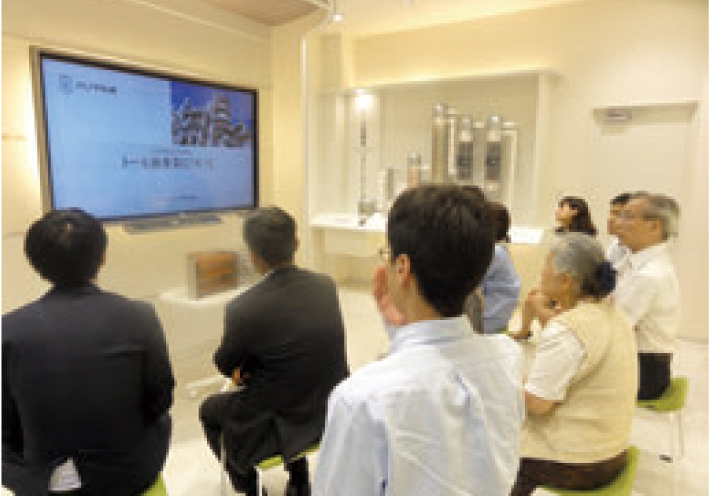 加古川製造所の視察でトール油ギャラリーを見学される参加者の皆様のイメージ